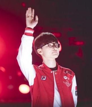 只玩真实！Bin曾和网友对喷维护Faker：Uzi和Faker都不配比何况一个吃鸡主播